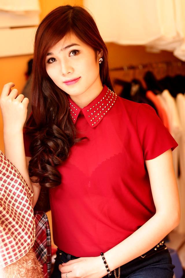 美女跪下吃j8