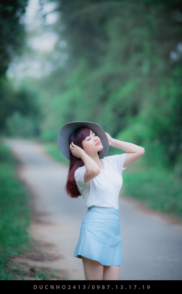 握住她剛剛發(fā)育的小饅頭視頻