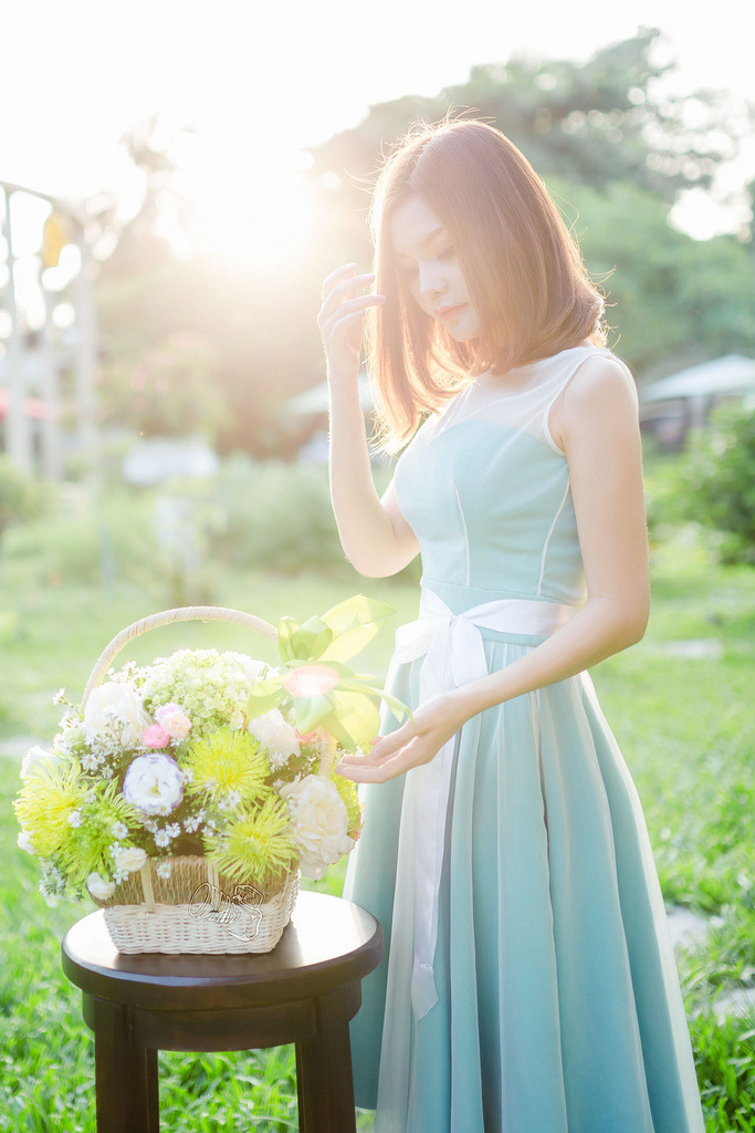 女生扒開大腿讓男生捅